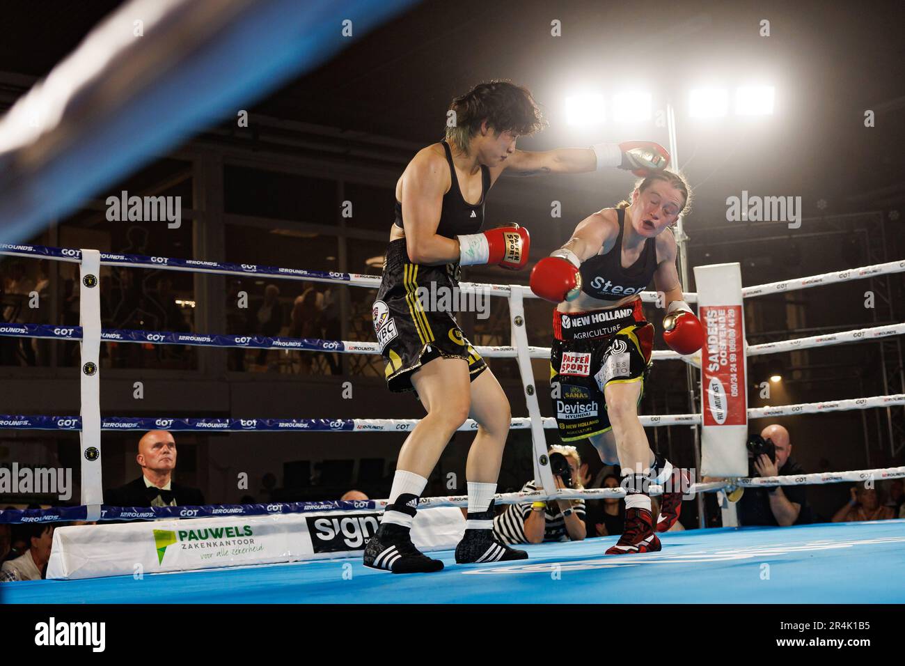 Torhout, Belgien. 28. Mai 2023. Die Abbildung zeigt den Kampf zwischen dem belgischen Delfine Persoon und dem koreanischen Bo Mi Re Shin um den WBC Silver Super Feather -Titel Women, Sonntag, den 28. Mai 2023, in Torhout. BELGA FOTO KURT DESPLENTER Kredit: Belga News Agency/Alamy Live News Stockfoto