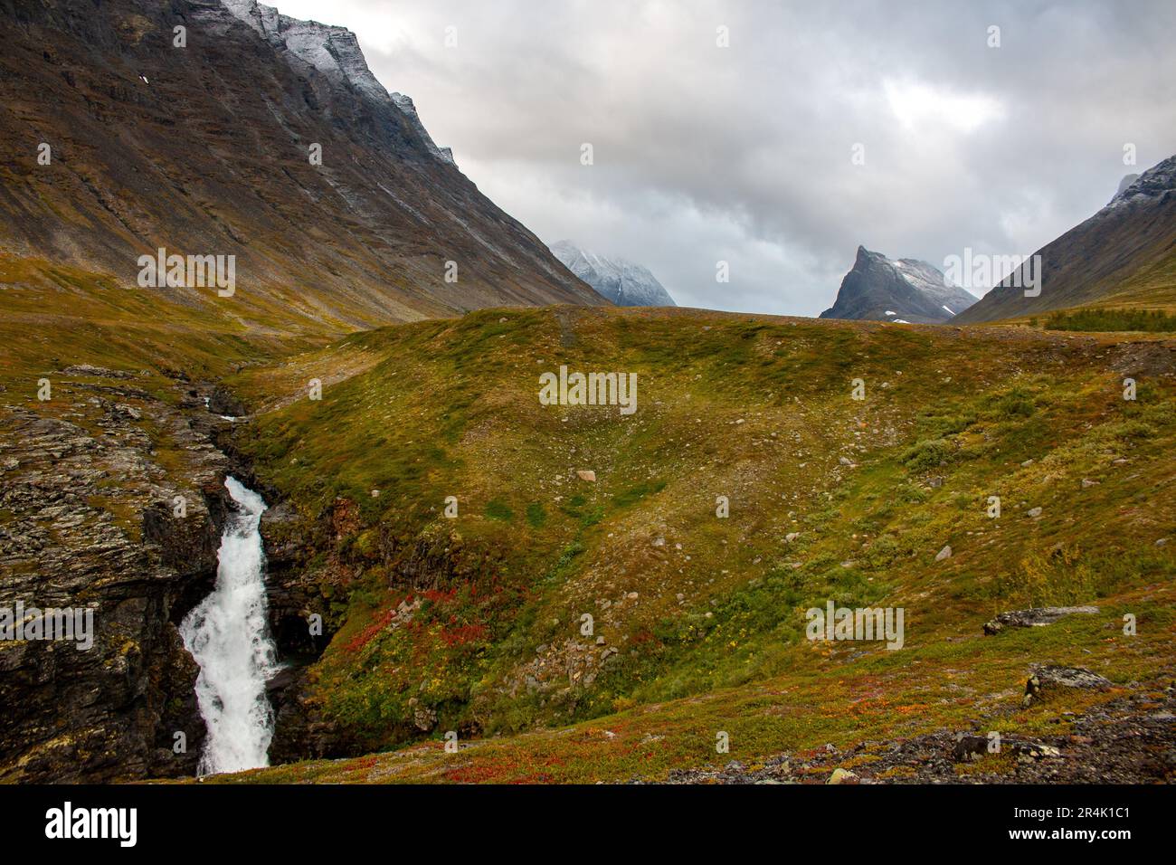 Ein Wasserfall neben einem Wanderweg zwischen Vistas und Nallo Mountain Huts, Lappland, Schweden Stockfoto