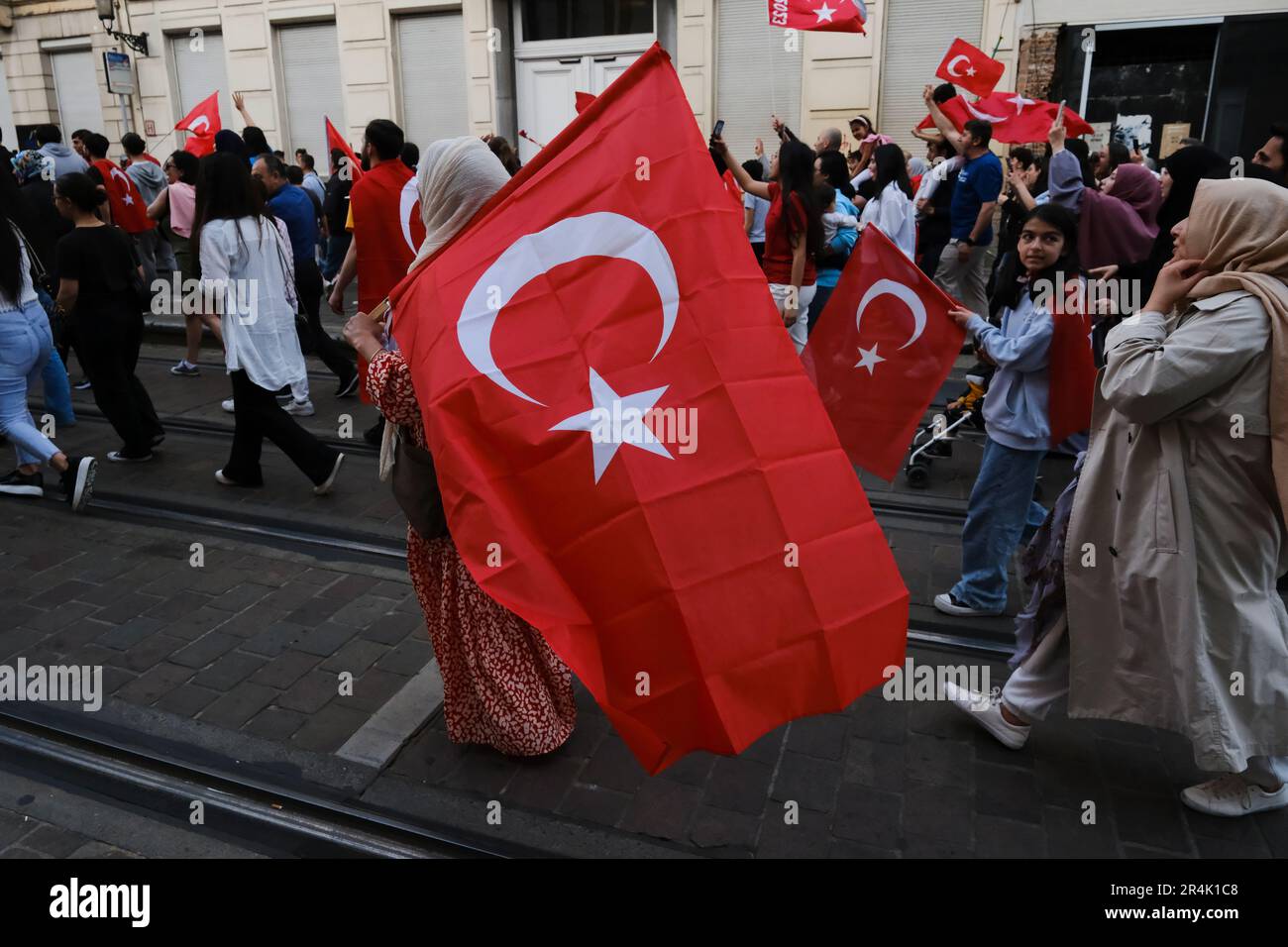 Brüssel, Belgien. 28. Mai 2023. Die Anhänger des türkischen Präsidenten Erdogan feiern nach den Ergebnissen der abgeschlossenen Wahlen am 28. Mai 2023 in Brüssel, Belgien. Kredit: ALEXANDROS MICHAILIDIS/Alamy Live News Stockfoto
