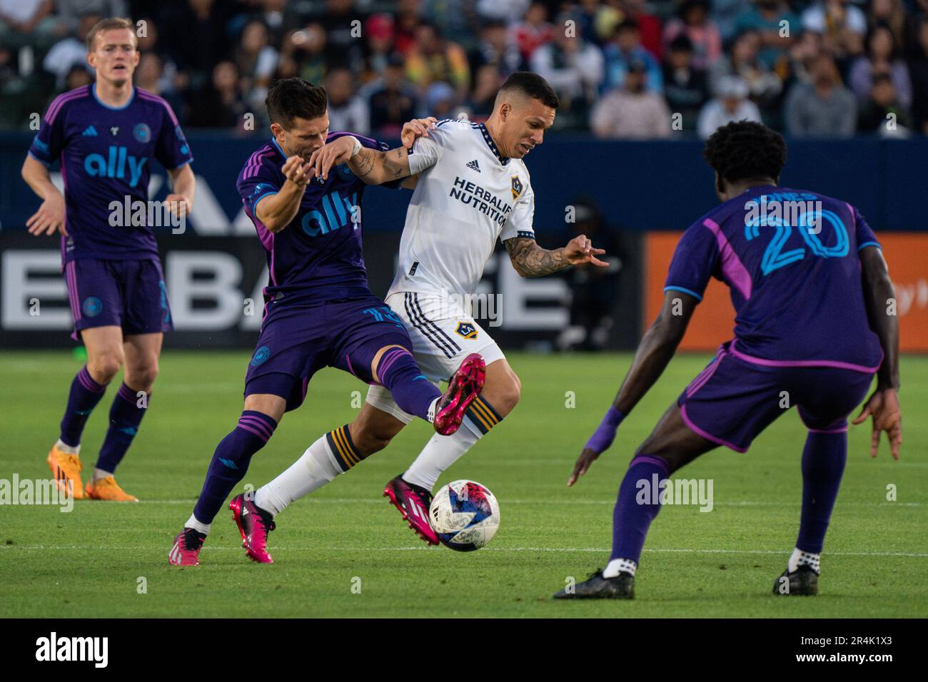 Charlotte FC Mittelfeldspieler Brandt Bronico (13) fordert den Verteidiger der Los Angeles Galaxy Lucas Calegari (2) während eines MLS-Spiels am Samstag, Mai, wegen Besitzes heraus Stockfoto