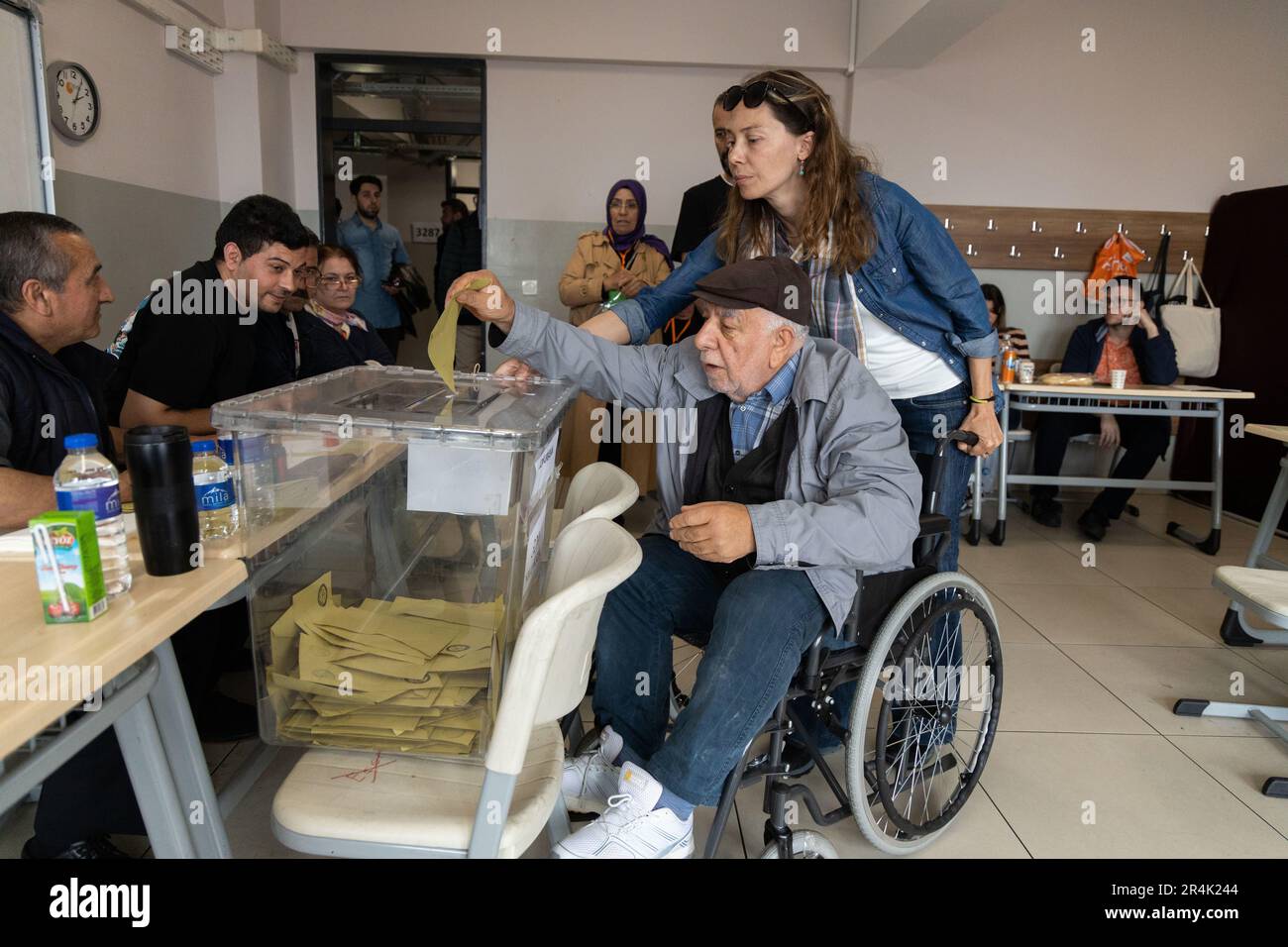Istanbul, Istanbul, Türkei. 28. Mai 2023. Während des Ablaufs der türkischen Präsidentschaftswahlen am 28. Mai 2023 in Istanbul, Türkei, gaben Mitglieder der Öffentlichkeit ihre Stimme in einer Schule im Bezirk Uskudar ab. Kredit: ZUMA Press, Inc./Alamy Live News Stockfoto