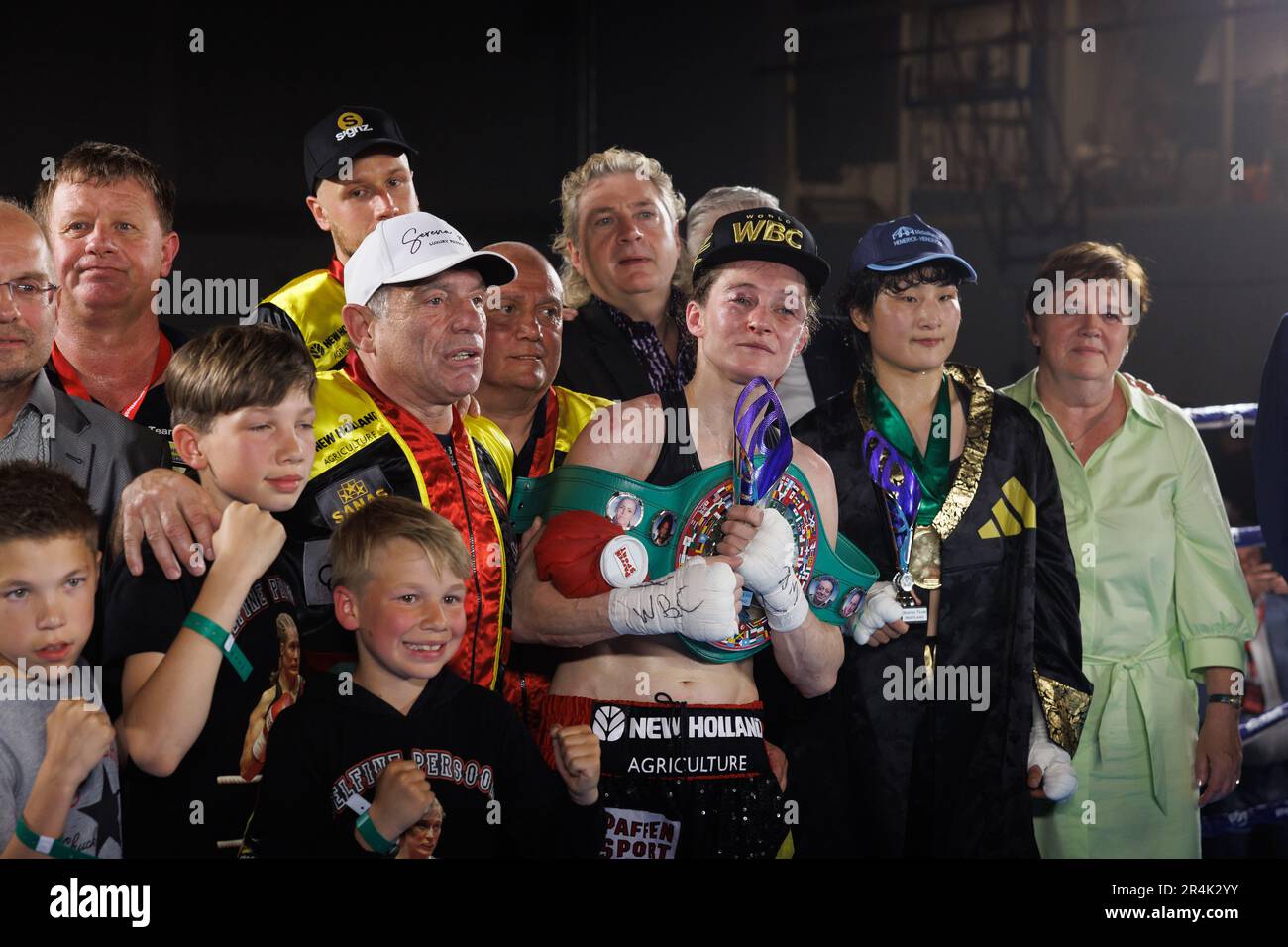 Torhout, Belgien. 29. Mai 2023. Das belgische Delfine Persoon feiert nach dem Sieg zwischen dem belgischen Delfine Persoon und dem koreanischen Bo Mi Re Shin für den WBC Silver Super Feather -Titel Frauen am Sonntag, den 28. Mai 2023, in Torhout. BELGA FOTO KURT DESPLENTER Kredit: Belga News Agency/Alamy Live News Stockfoto