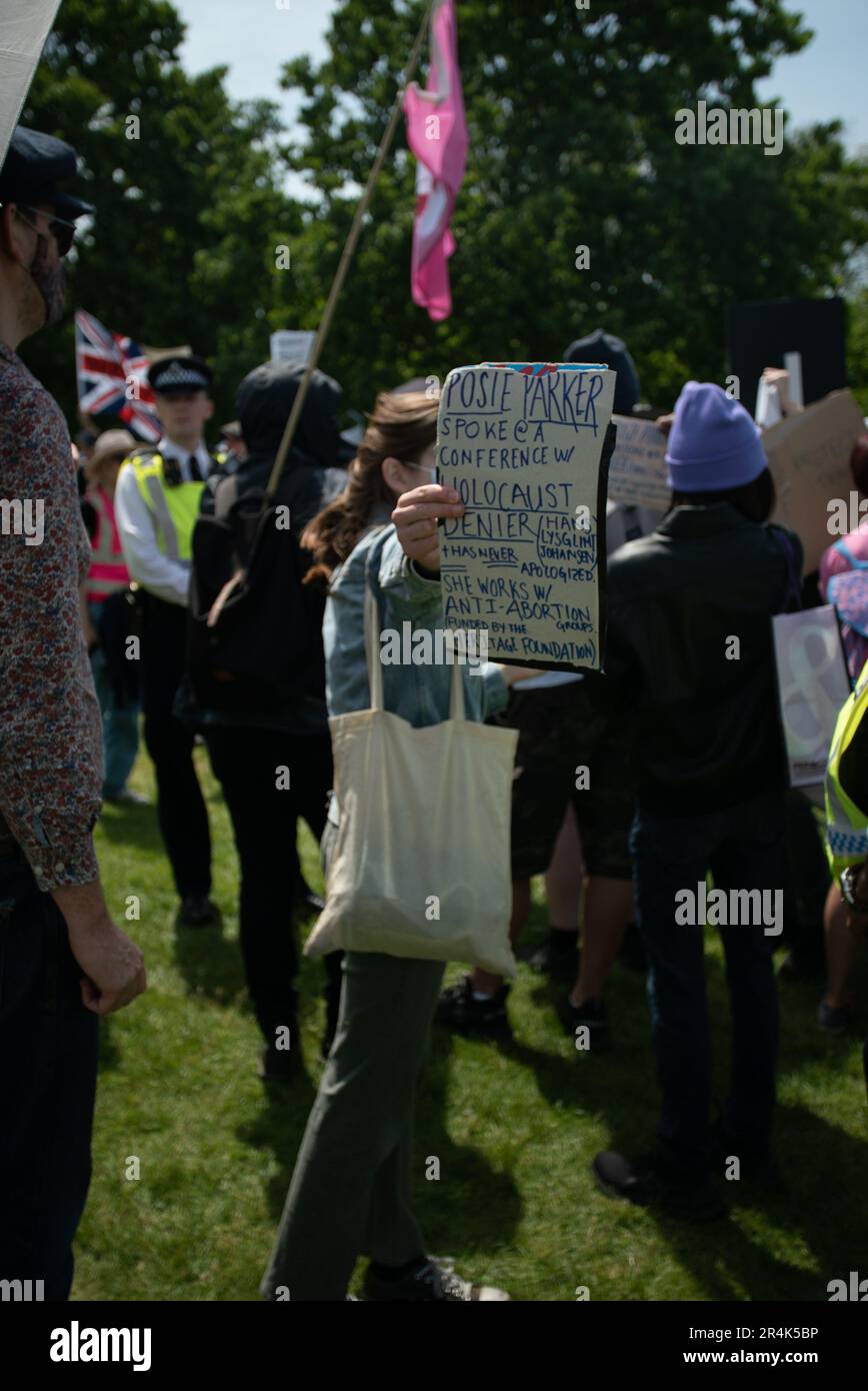 London, Vereinigtes Königreich - Mai 28. 2023: Gegenprotestierende bei der Veranstaltung "Let Women Speak". Stockfoto