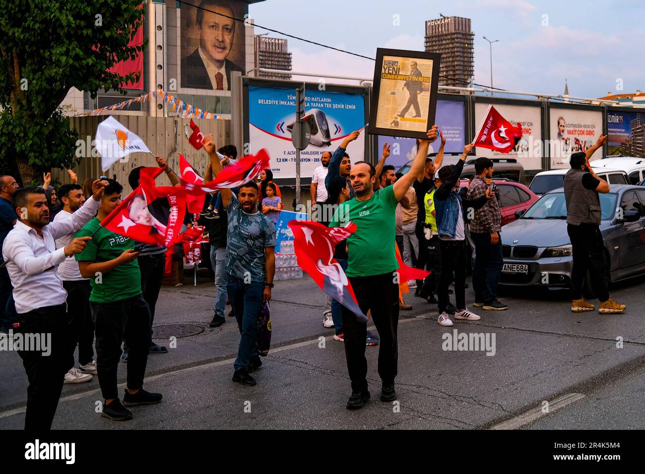 Izmir, Türkei. 28. Mai 2023. Leute, die am Straßenrand feiern. Nach dem Wahlsieg von Recep Tayyip Erdogan begannen die Anhänger zu feiern. (Foto: Murat Kocabas/SOPA Images/Sipa USA) Guthaben: SIPA USA/Alamy Live News Stockfoto