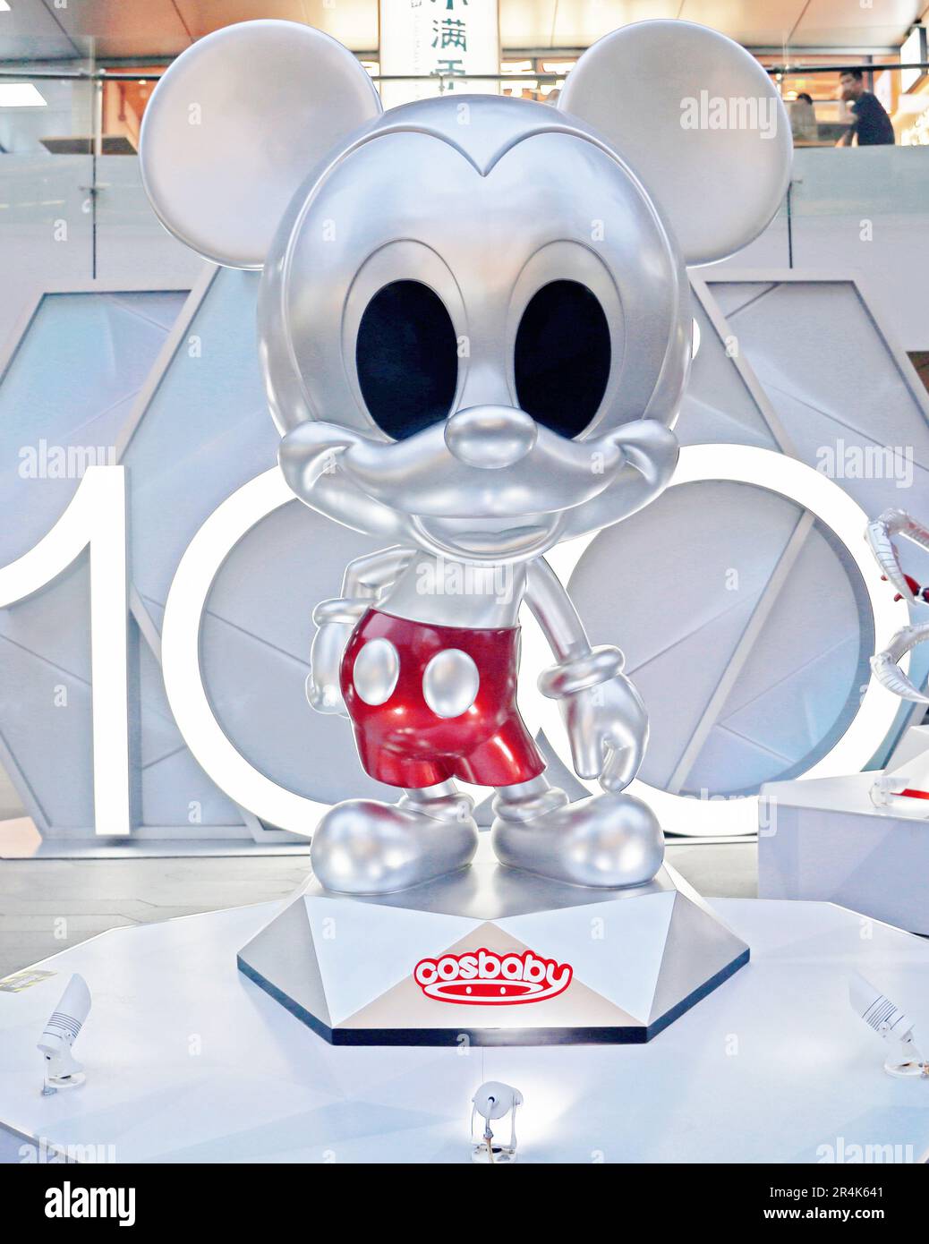 SHANGHAI, CHINA – 26. MAI 2023 – Cartoon-Figuren wie Mickey Mouse, Donald Duck und Q-Version von Iron man und Spider-man werden in einem Food Cou gezeigt Stockfoto