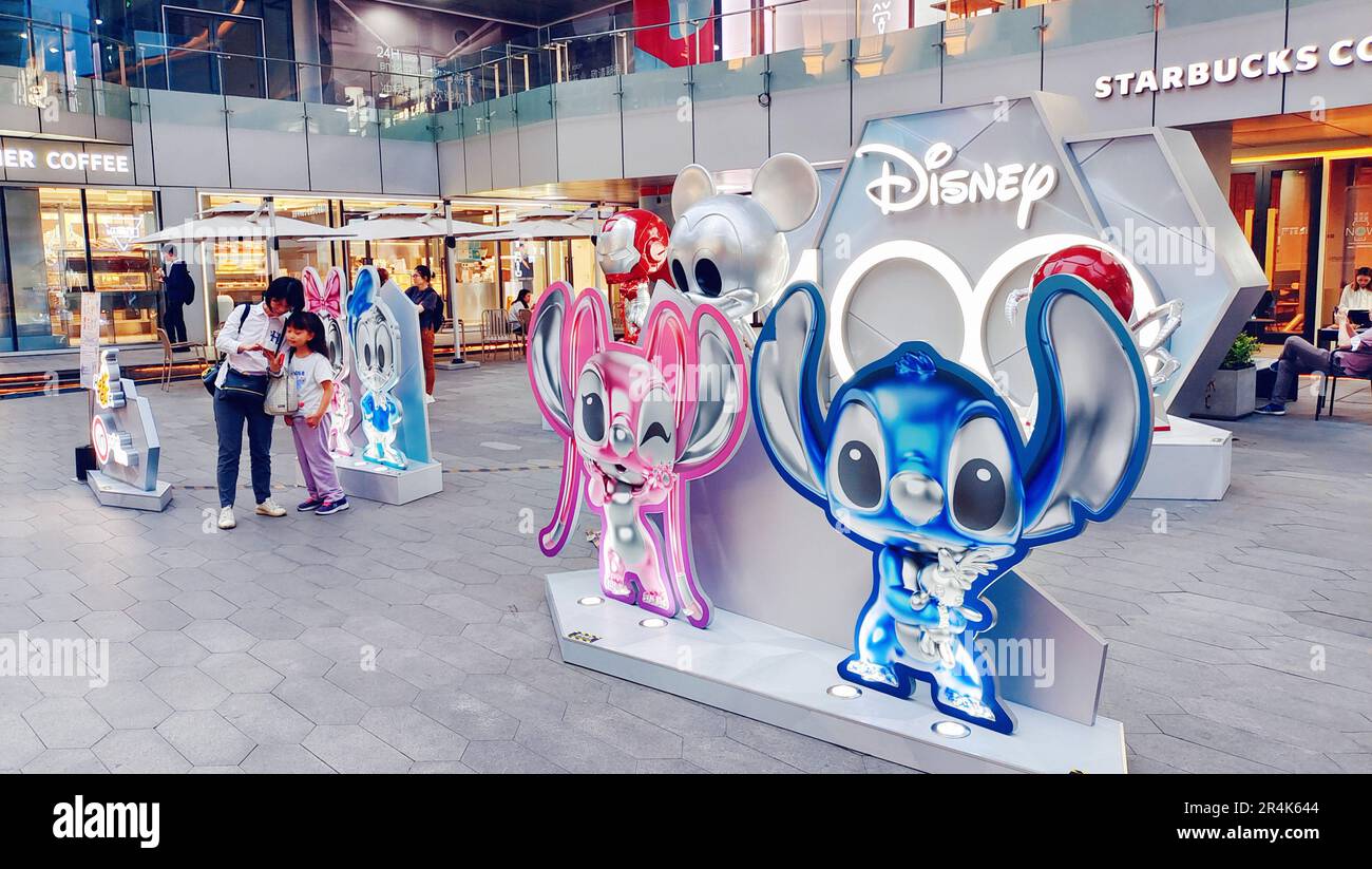 SHANGHAI, CHINA – 26. MAI 2023 – Cartoon-Figuren wie Mickey Mouse, Donald Duck und Q-Version von Iron man und Spider-man werden in einem Food Cou gezeigt Stockfoto