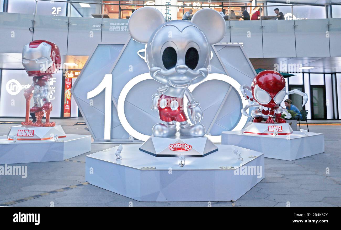 SHANGHAI, CHINA – 26. MAI 2023 – Cartoon-Figuren wie Mickey Mouse, Donald Duck und Q-Version von Iron man und Spider-man werden in einem Food Cou gezeigt Stockfoto