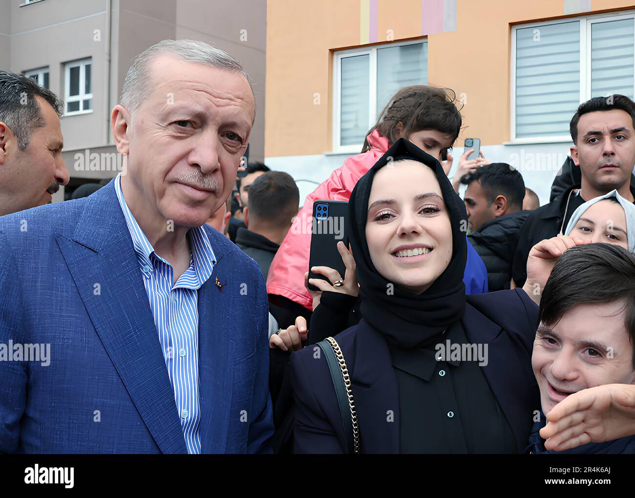 Istanbul, Türkei. 28. Mai 2023. Der türkische Präsident und Präsidentschaftskandidat der AK-Partei Recep Tayyip Erdogan wird nach der Abstimmung von seinen Anhängern begrüßt, da bei der zweiten Wahl am 28. Mai 2023 in Istanbul, Türkei, Stimmen abgegeben wurden. Foto: Pressestelle des türkischen Präsidenten/Kredit: UPI/Alamy Live News Stockfoto