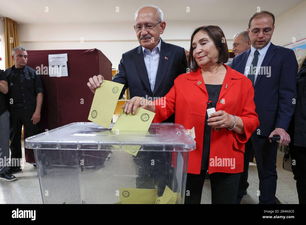 Ankara, Türkei. 28. Mai 2023. Präsidentschaftskandidat der Republikanischen Volkspartei Kemal Kilicdaroglu und seine Frau Selvi (Sevim) gaben während der zweiten Runde der Präsidentschaftswahlen am 28. Mai 2023 in Ankara (Türkei) ihre Stimmen in einem Wahllokal ab. Foto: Republikanische Volkspartei/Alp Eren Kaya/Kredit: UPI/Alamy Live News Stockfoto