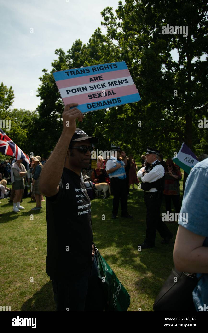 London, Vereinigtes Königreich - Mai 28. 2023: Gegenprotestierende bei der Veranstaltung "Let Women Speak". Stockfoto