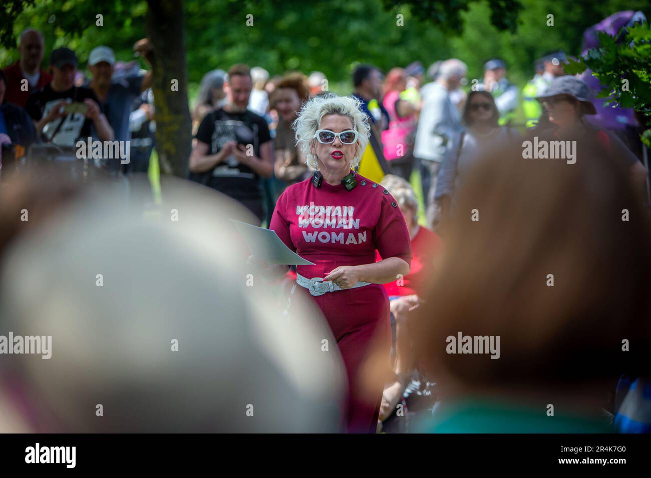 London, Großbritannien. Sonntag, 28. Mai 2023. Kellie-Jay Keen-Minshull, auch bekannt als Posie Parker, eine britische Anti-Transgender-Aktivistin, nahm an einer Veranstaltung in London teil. Keen-Minshull ist bekannt für die Ablehnung von Gesetzen und Richtlinien, die es Transgender-Menschen erlauben, nach ihrem Geschlecht legal anerkannt zu werden, die Nutzung öffentlicher Toiletten durch Transgender-Menschen nach ihrem Geschlecht, die Teilnahme an geschlechtsspezifischen Sportarten, Drag-Performances in öffentlichen Räumen und den Einsatz von Pubertätsblockern oder Hormonersatztherapie für Kinder. Stockfoto