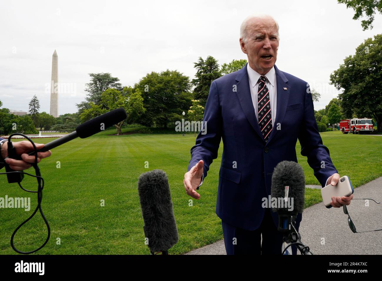 Washington, Vereinigte Staaten. 28. Mai 2023. US-Präsident Joe Biden spricht mit Medienvertretern über den South Lawn des Weißen Hauses nach seiner Rückkehr nach Washington, DC von Wilmington, Delaware am 28. Mai 2023. Kredit: Yuri Gripas/Pool über CNP/dpa/Alamy Live News Stockfoto