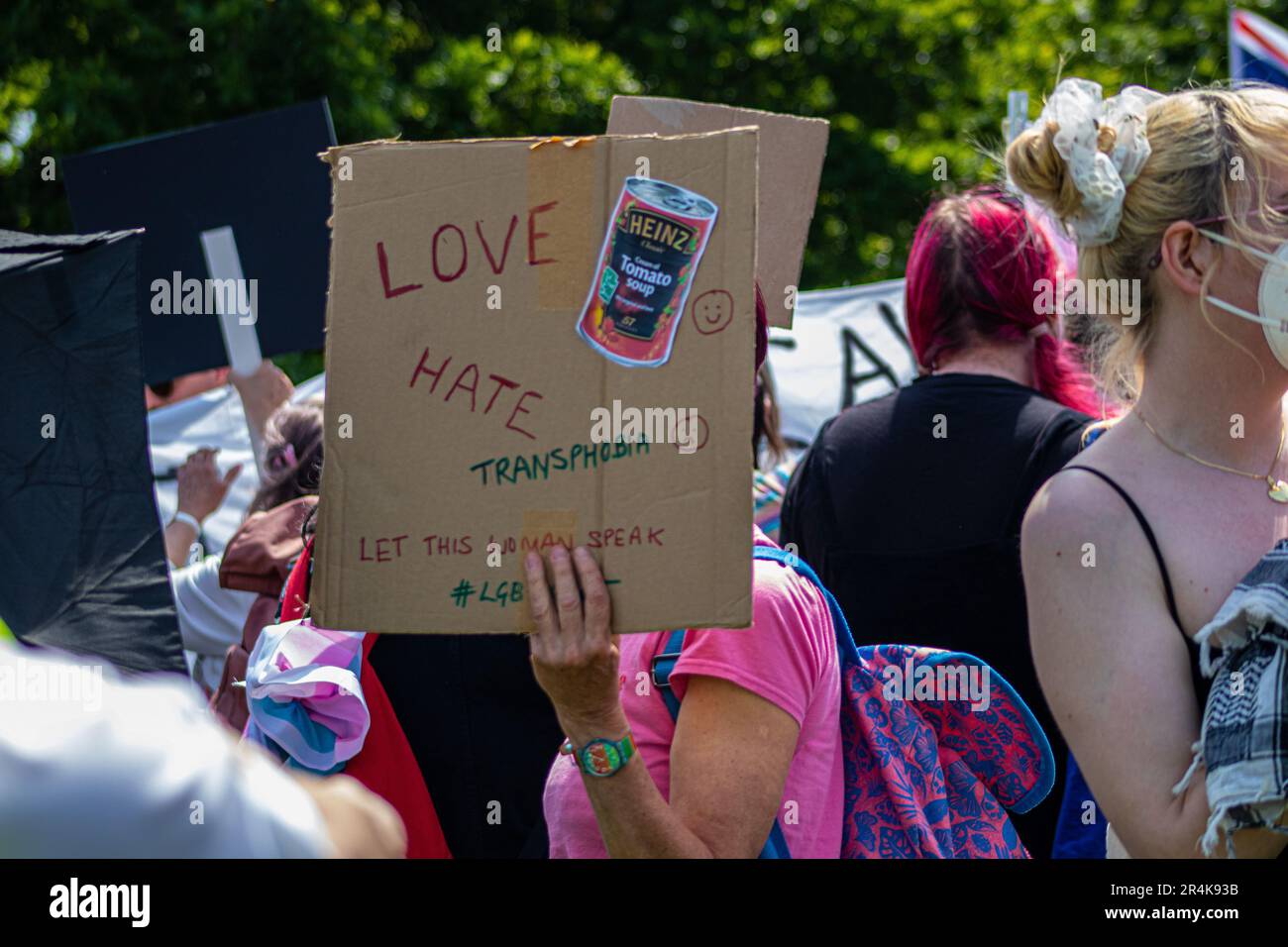 London, Vereinigtes Königreich - Mai 28. 2023: Gegenprotestierende bei der Veranstaltung "Let Women Speak". Stockfoto
