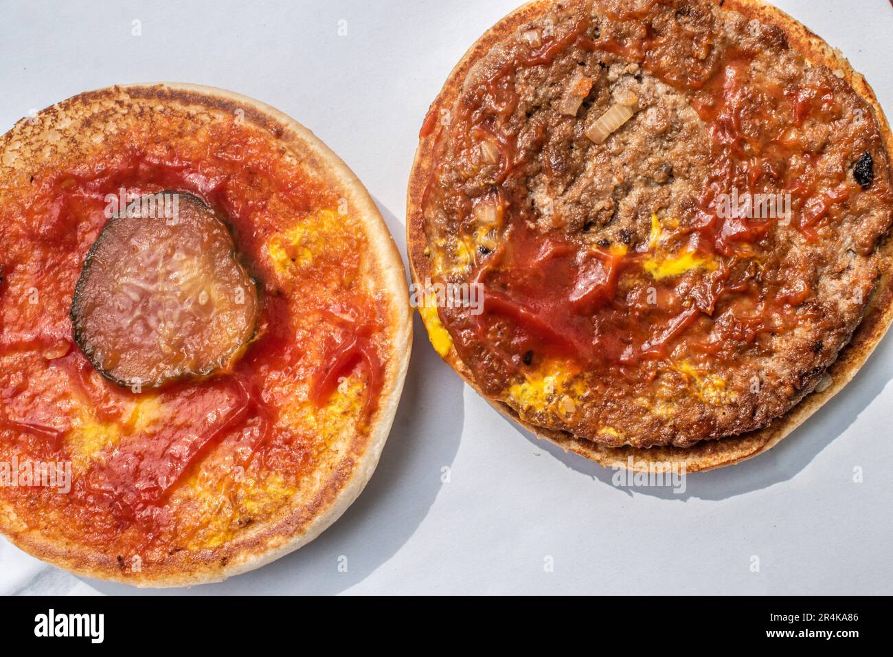 österreich, wien - 20. Mai 2023 einfacher Hamburger mit natürlichem Schatten. Aktienfoto Stockfoto
