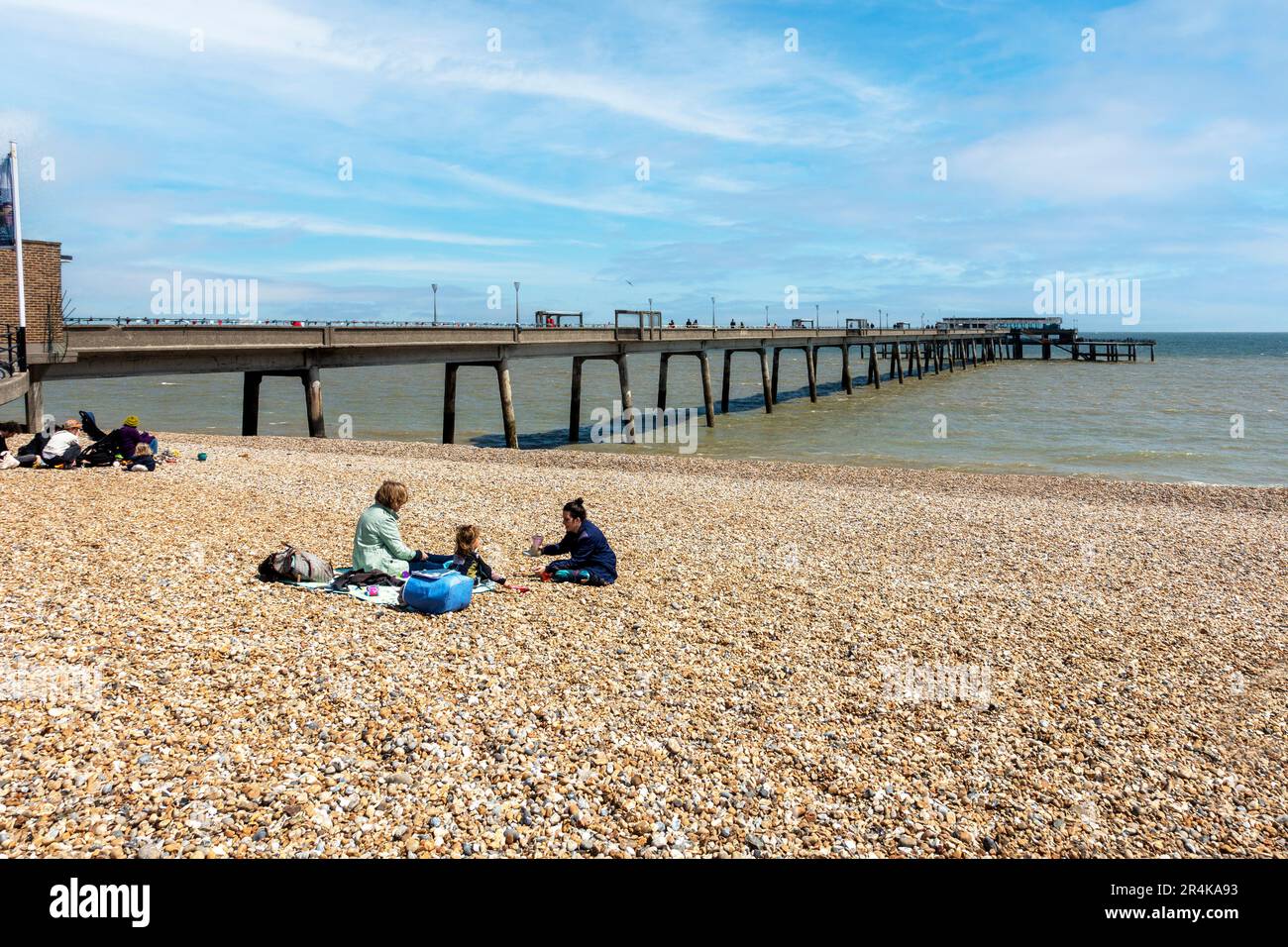 Pier, Küste, Shingle Beach, Picknick, Deal, Kent, England Stockfoto