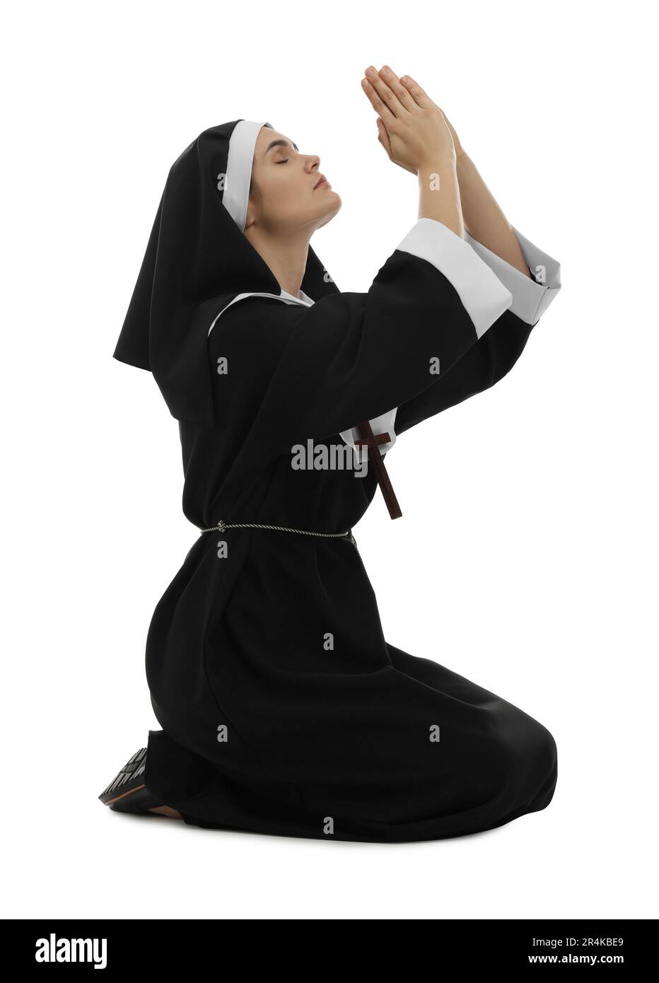 Nonne mit gefalteten Händen betet zu Gott auf weißem Hintergrund Stockfoto