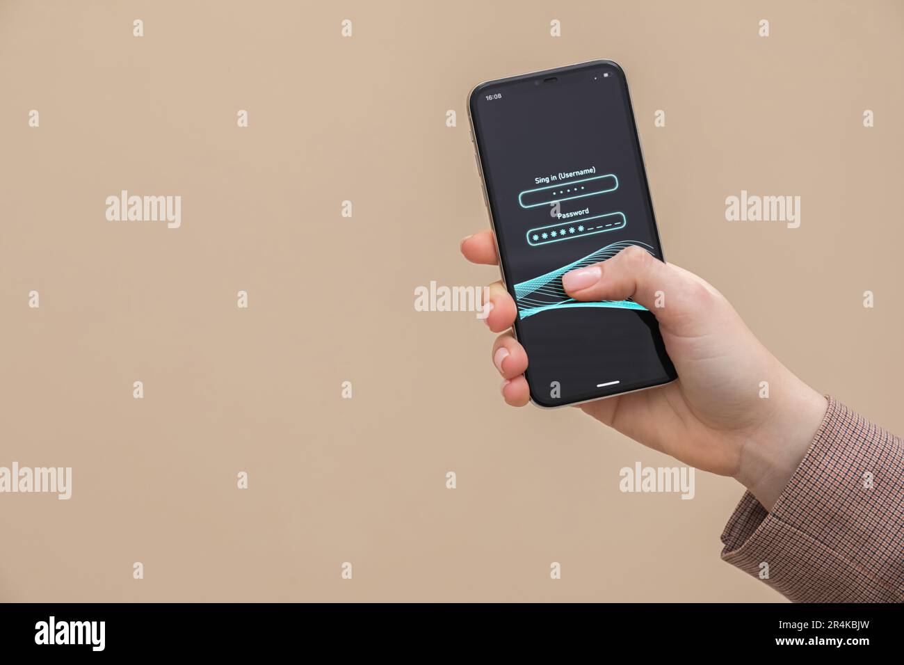 Frau entsperrt Smartphone mit gesperrtem Bildschirm auf hellbraunem Hintergrund, Nahaufnahme. Platz für Text Stockfoto