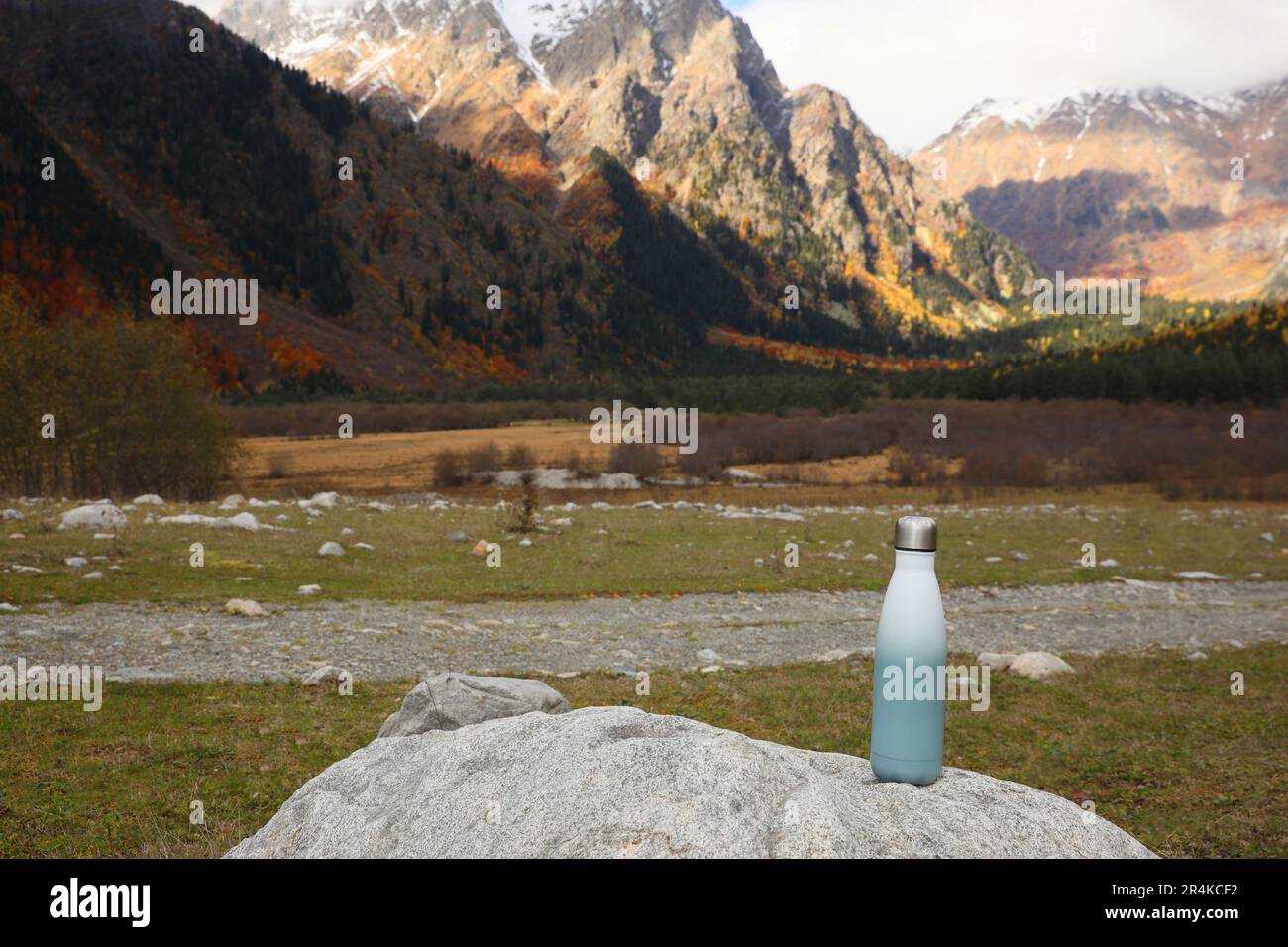 Wärmflasche auf Felsen in den Bergen. Platz für Text Stockfoto