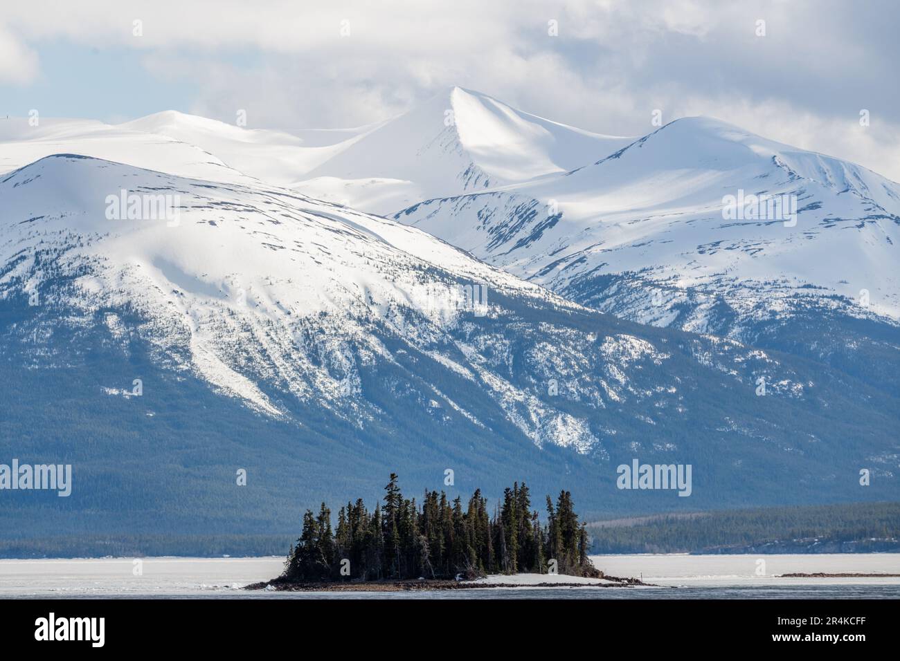 Die Berge im Frühling und die schneebedeckten Berge im Yukon Territory entlang des Alaska Highway in der Nähe von British Columbia. Landschaft, Tapete. Stockfoto