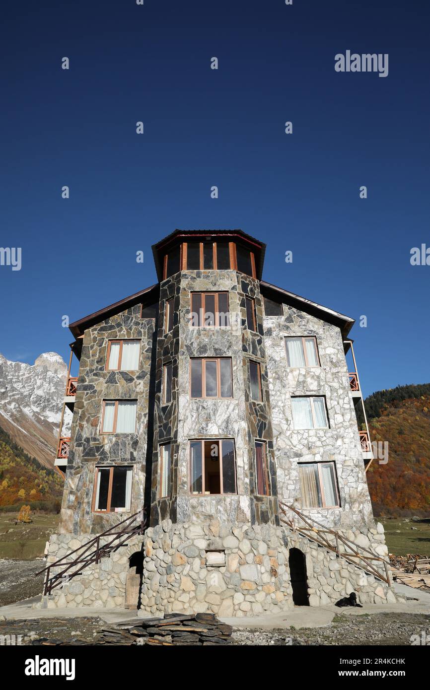 Das Äußere des wunderschönen Gebäudes mit Steinfragmenten am blauen Himmel, Blick aus einem niedrigen Winkel Stockfoto