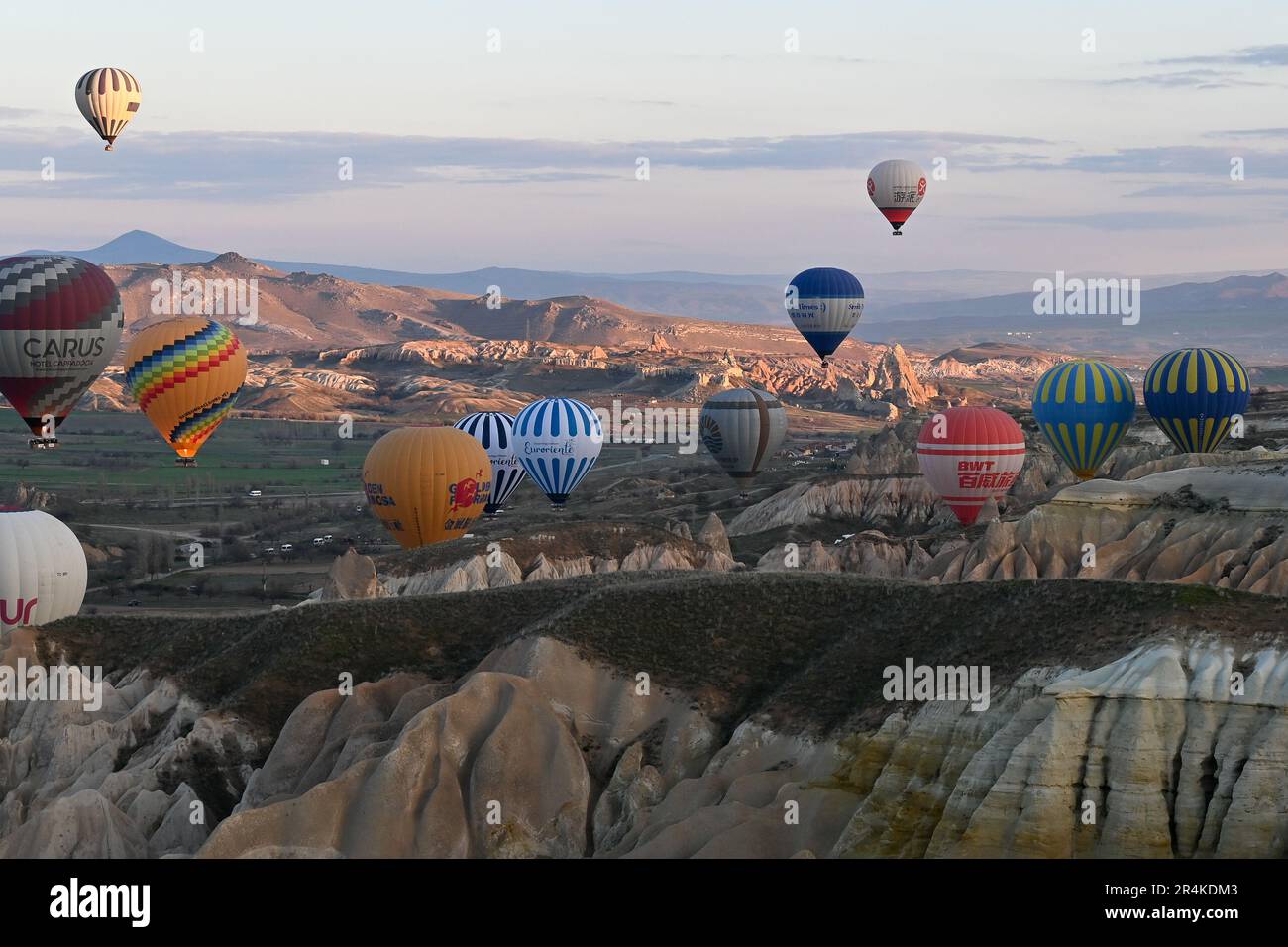 Heißluftballons während eines frühen Morgenflugs, in der Nähe von Goreme, Kappadokien, Türkei Stockfoto