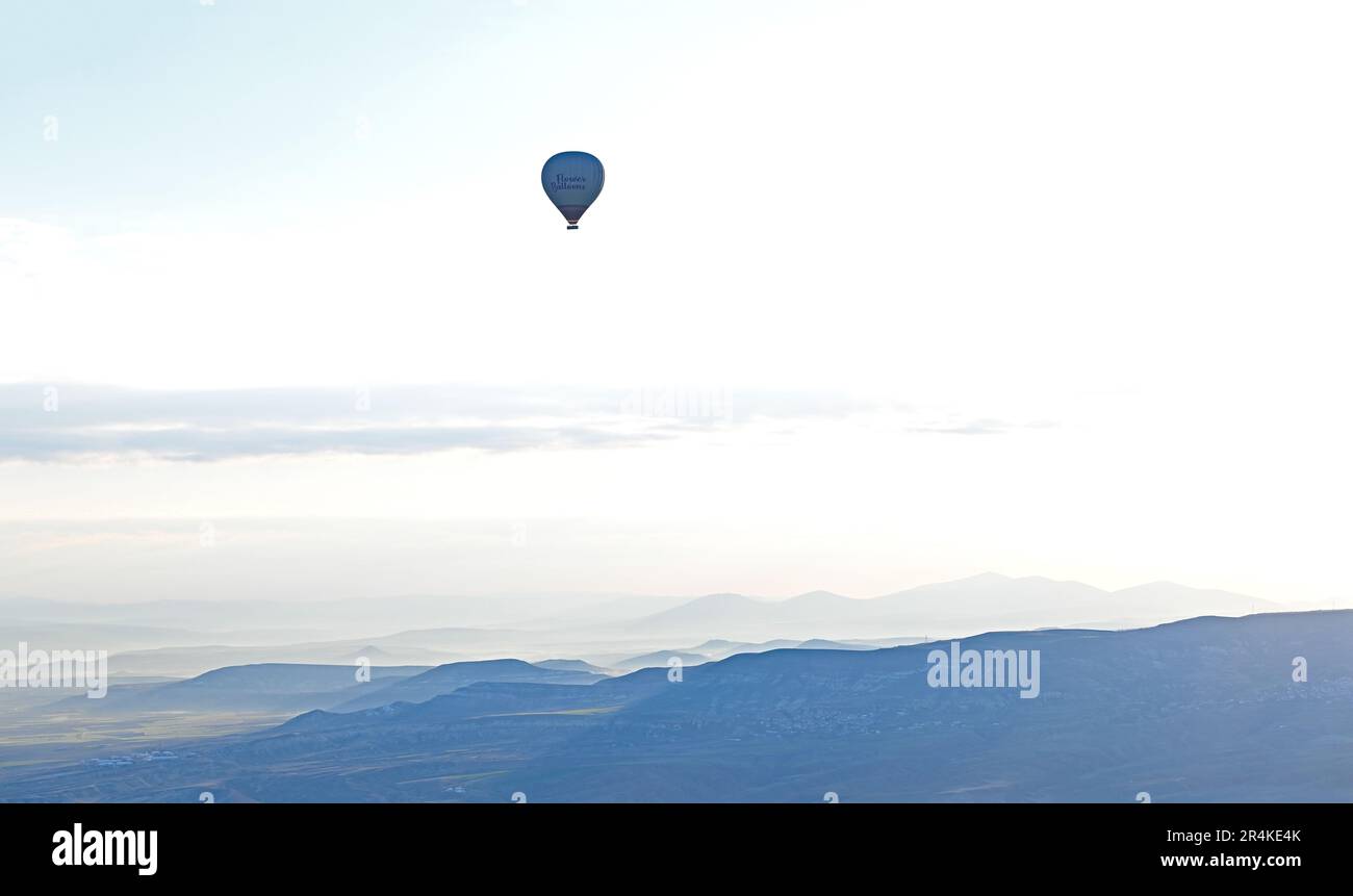 Ein Heißluftballon, Silhouette gegen den Morgenhimmel, Capdoccia, Türkei Stockfoto