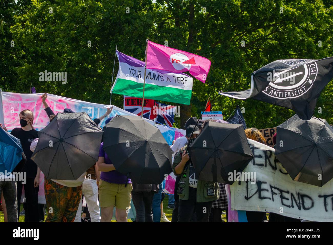 London, Vereinigtes Königreich - Mai 28. 2023: Gegenprotestierende bei der Veranstaltung "Let Women Speak". Stockfoto