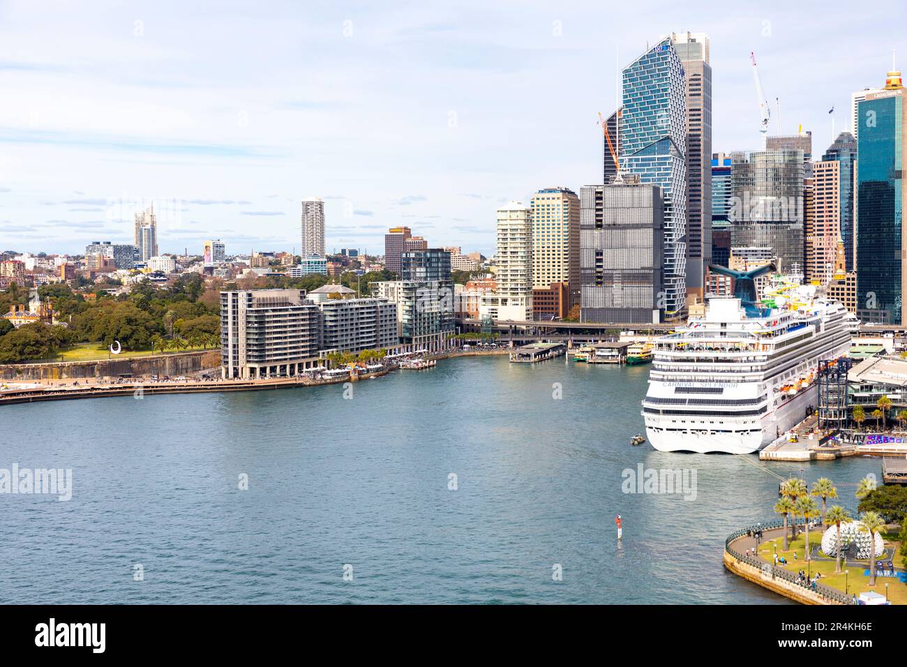 Sydney Circular Quay Hochhäuser im Stadtzentrum und Kreuzfahrtschiff Carnival Pracht verlegt am Passagierterminal im Ausland, Sydney, NSW, Australien Stockfoto