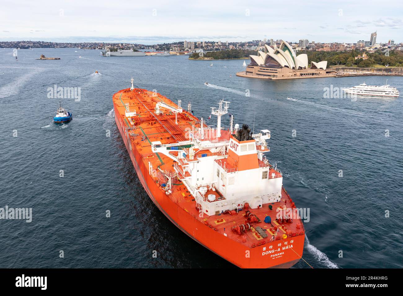 Schleppboote von Rohöltankern aus dem Hafen von Sydney führen vorbei am Opernhaus in Richtung Garden Island Marinestützpunkt, Sydney, NSW, Australien 2023 Stockfoto