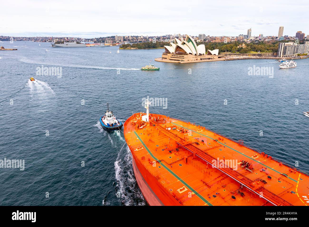 Schleppboote von Rohöltankern aus dem Hafen von Sydney führen vorbei am Opernhaus in Richtung Garden Island Marinestützpunkt, Sydney, NSW, Australien 2023 Stockfoto