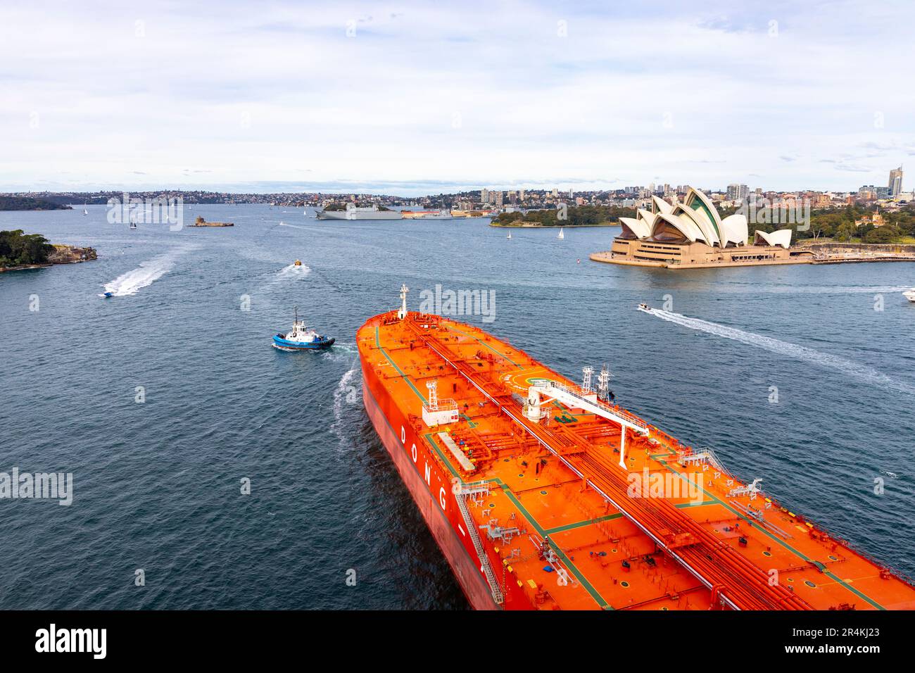 Schleppboote von Rohöltankern aus dem Hafen von Sydney führen vorbei am Opernhaus in Richtung Garden Island Marinestützpunkt, Sydney, NSW, Australien 2023 Stockfoto