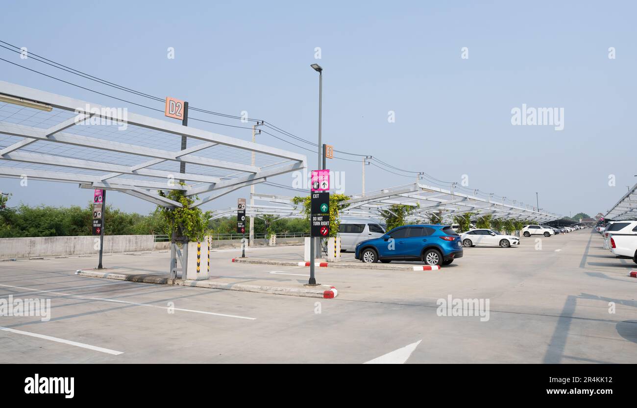 Betonparkplatz mit leerem Parkplatz. Privater Parkplatz für Kundenservice. Parkplatz an einem sonnigen Tag. Außenparkplatz und Einkaufszentrum. Stockfoto