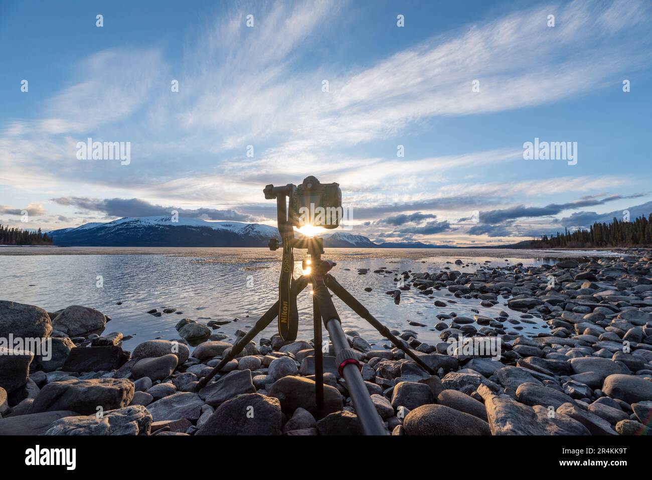 Sonnenuntergang auf einem atemberaubenden, ruhigen See in Kanada mit Kamera auf Stativ und Fotoaufnahmen. Stockfoto