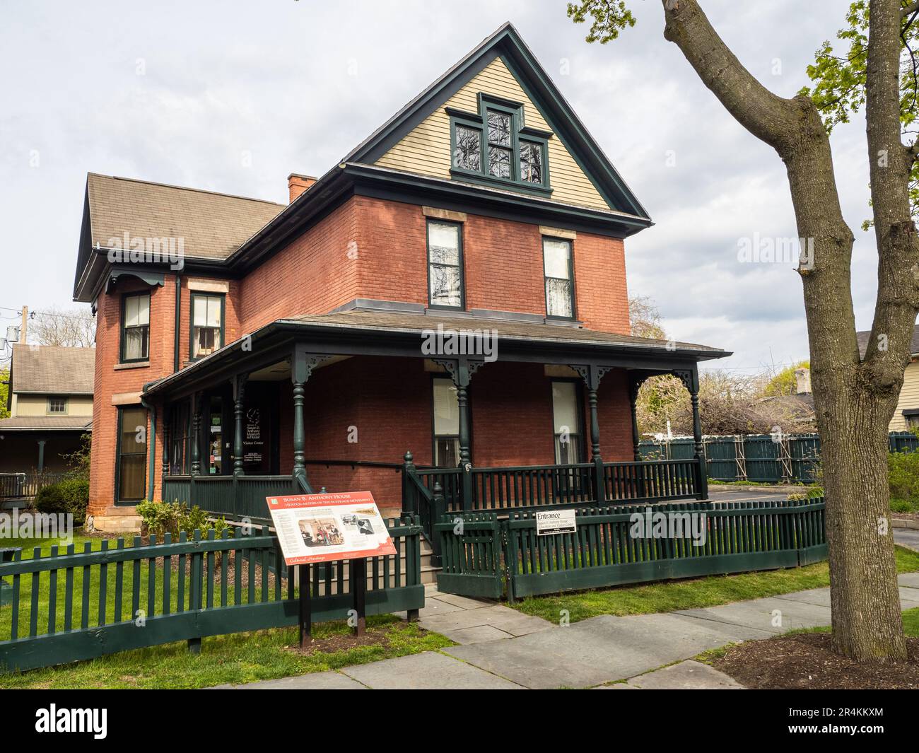 Das Besucherzentrum und der Museumsshop neben dem Haus der amerikanischen Frauenrechtsaktivistin Susan B. Anthony hat eine bemerkenswerte Fassade auf der Madison Street Stockfoto