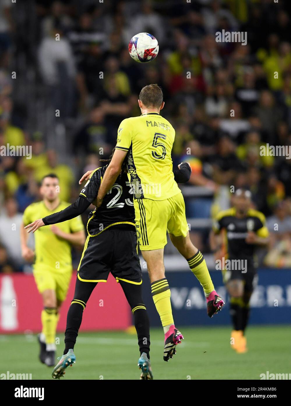 Nashville, USA. 28. Mai 2023: Nashville SC-Verteidiger Jack Maher (5) führt den Ball über den Mittelfeldspieler Sean Zawadzki (25) der Columbus Crew und Nashville SC im Geodis Park in Nashville, Tennessee, TN Steve Roberts/CSM Credit: CAL Sport Media/Alamy Live News Stockfoto