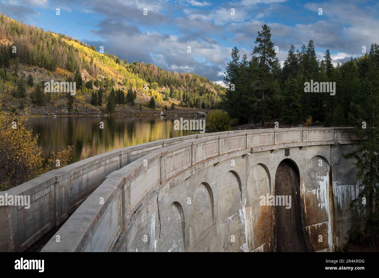 Ein Betondamm hält das Wasser für Chapman Reservoir zurück und ist ein beliebtes Erholungsgebiet für Wassersport und Camping. Stockfoto