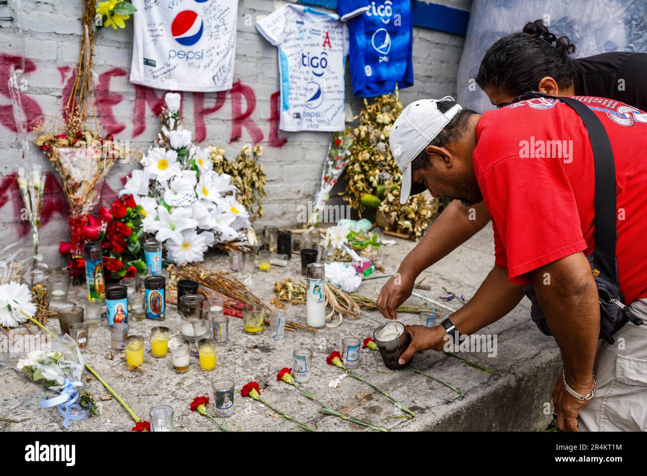 San Salvador, El Salvador. 28. Mai 2023. Ein Vater von Mauricio Linares, einem der Opfer einer Stampede, die im Cuscatlan-Stadion stattfand, zollt bei einer Gedenkfeier seinen Respekt. Mitarbeiter des Alianza Futbol Clubs wurden von der salvadorianischen Nationalpolizei festgenommen, nachdem am 21. Mai 2023 12 Menschen starben und Hunderte bei einer Stampede im Cuscatlan-Stadion verletzt wurden. (Foto: Camilo Freedman/SOPA Images/Sipa USA) Guthaben: SIPA USA/Alamy Live News Stockfoto