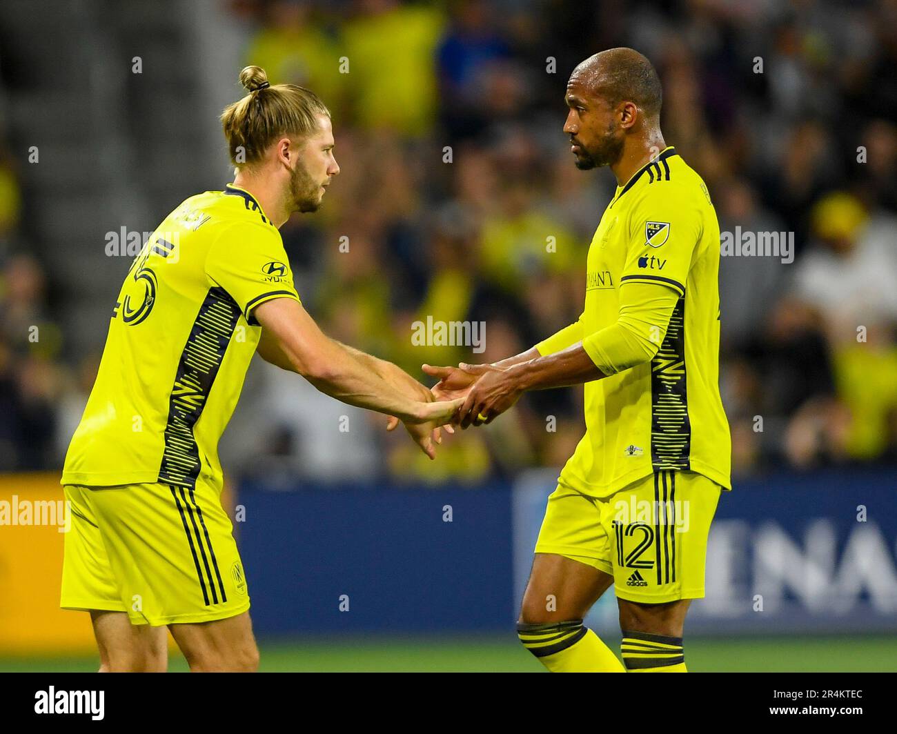 Nashville, USA. 28. Mai 2023: Nashville SC Forward Teal Bunbury (12) schlägt sich mit dem Verteidiger Walker Zimmerman (25) in der zweiten Hälfte eines MLS-Spiels zwischen Columbus Crew und Nashville SC im Geodis Park in Nashville, TN Steve Roberts/CSM Credit: CAL Sport Media/Alamy Live News Stockfoto