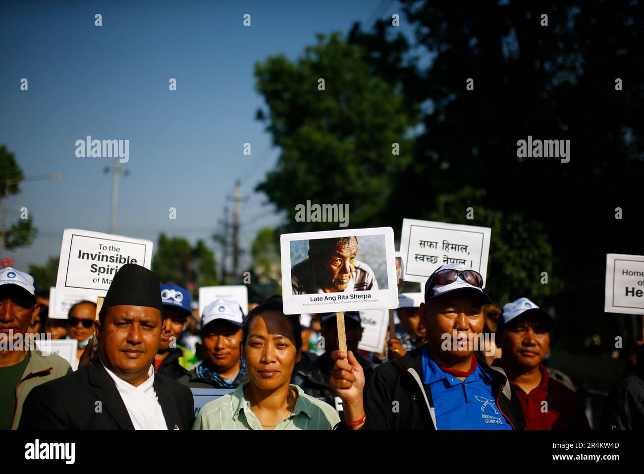 Kathmandu, Nepal. 29. Mai 2023. Die Menschen nehmen an einer Rallye Teil, die jährlich zum Gedenken an Edmund Hillary (links) und Tenzing Norgay stattfindet, die am 29. Mai 1953 während des Internationalen Mount Everest Day in Kathmandu, Nepal, am Montag, den höchsten Gipfel der Welt, den Mount Everest, betreten haben. 29. Mai 2023. Kredit: ZUMA Press, Inc./Alamy Live News Stockfoto