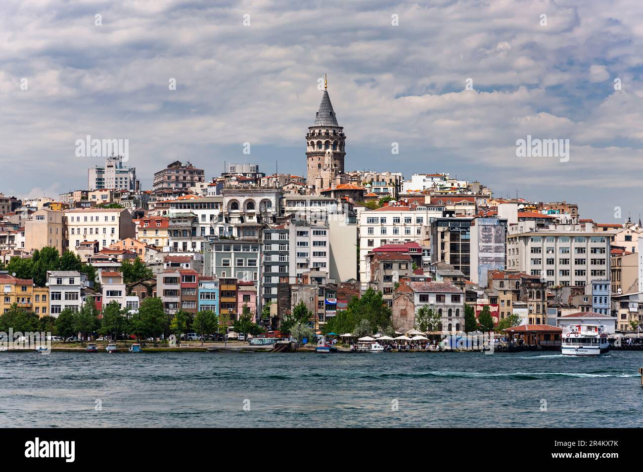 Goldenes Horn. Weiter Blick auf den Galataturm (kulesi), die europäische Seite, Istanbul, die Türkei Stockfoto