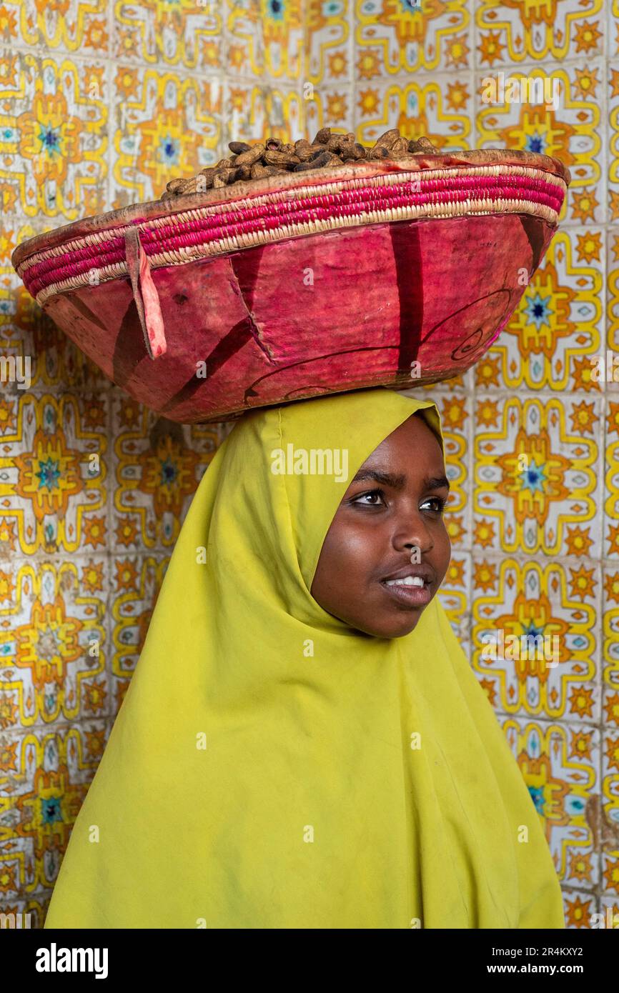 Portrait des Marktverkäufers in Harar, der befestigten historischen Stadt im östlichen Teil Äthiopiens. Stockfoto