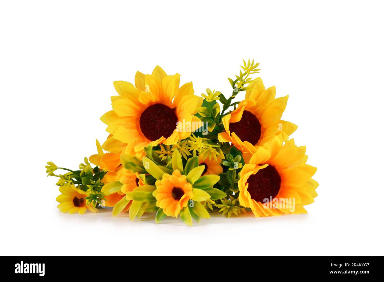 Strauß mit künstlichen Sonnenblumen auf weißem Hintergrund Stockfoto