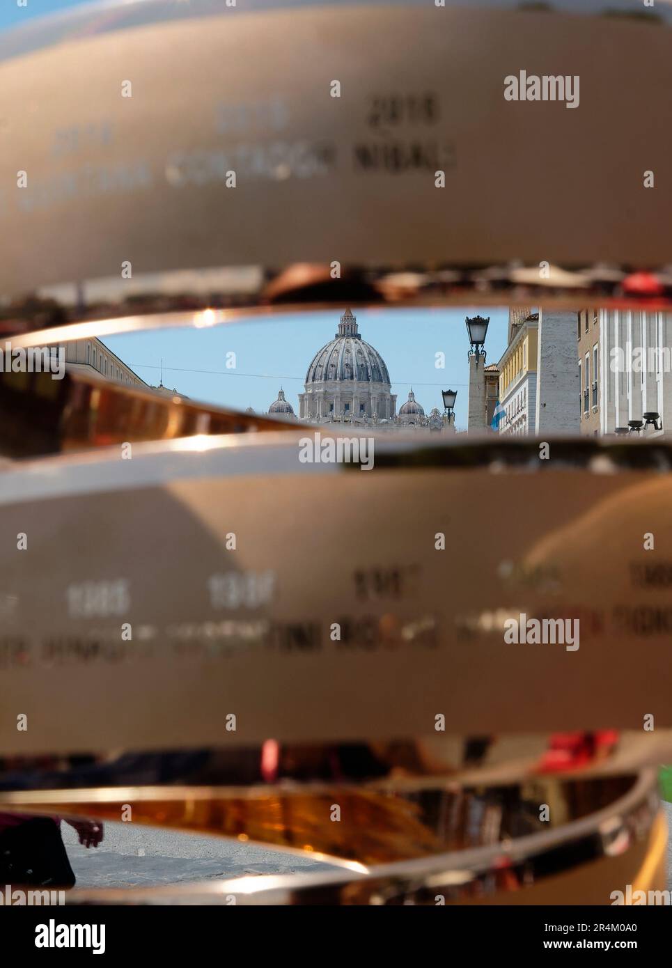 Blick auf den Sant Peter Platz durch die Trophäe Giro d'italia während des Giro d'Italia 2023 106., Stufe 21 Stockfoto