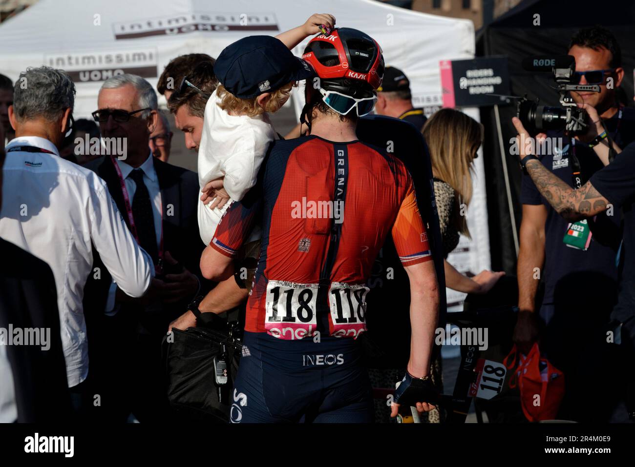 Geraint Thomas aus dem Vereinigten Königreich und Team INEOS Grenadiers treffen nach dem Giro d'Italia 2023 106. seinen Sohn. Stockfoto