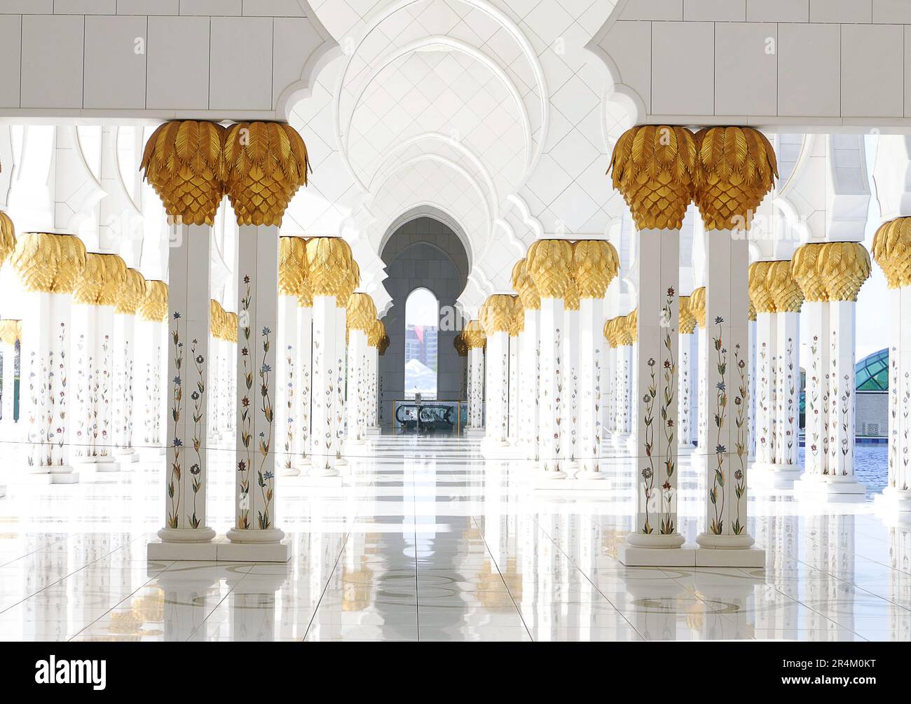 Malerischer Blick auf den Innenhof der Scheich-Zayid-Moschee in Abu-Dhabi. VAE Stockfoto