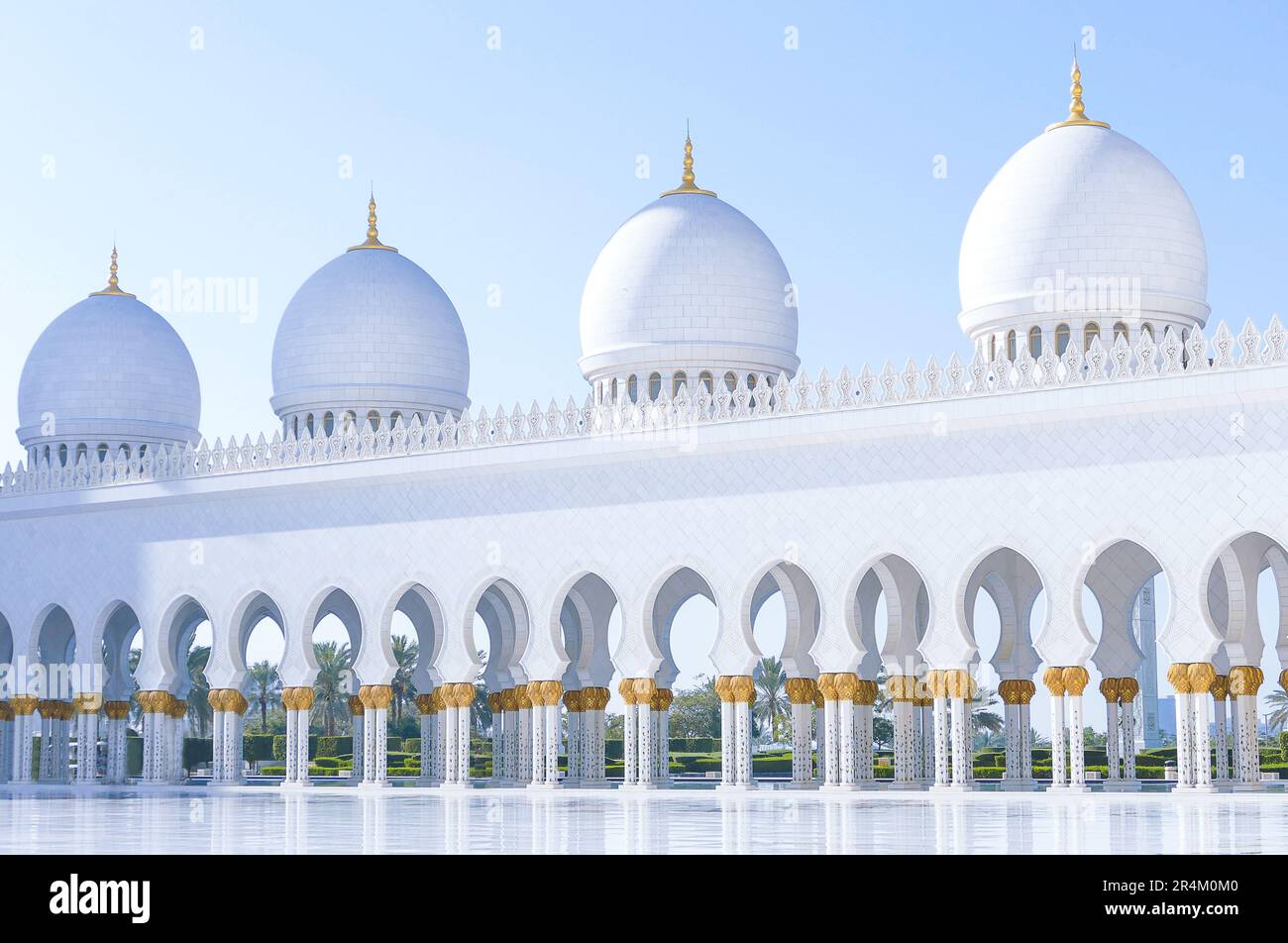Malerischer Blick auf den Innenhof der Scheich-Zayid-Moschee in Abu-Dhabi. VAE Stockfoto