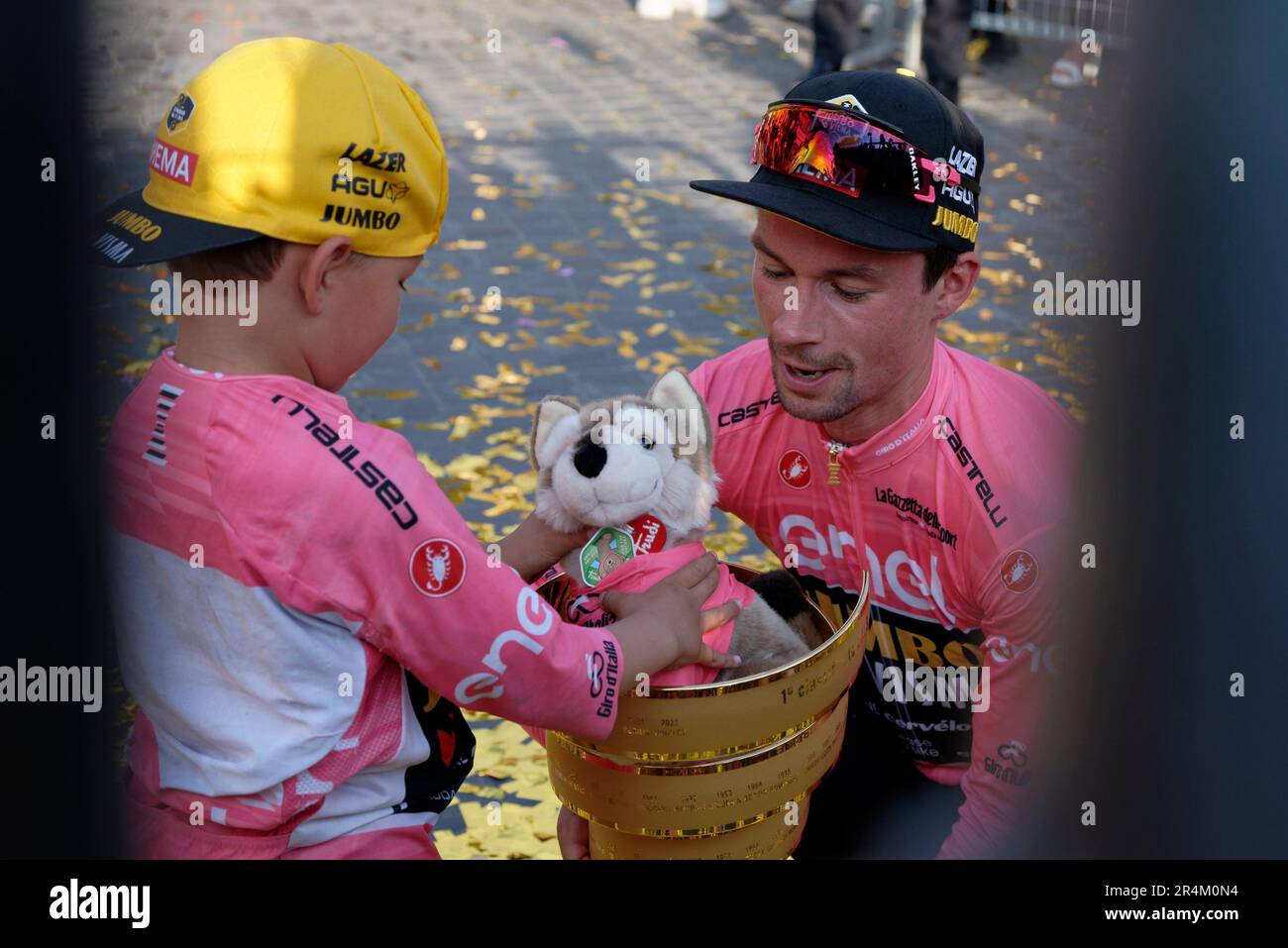 Primoz Roglic trifft seinen Sohn nach dem 106. Giro d'Italia 2023, Stufe 21 Stockfoto