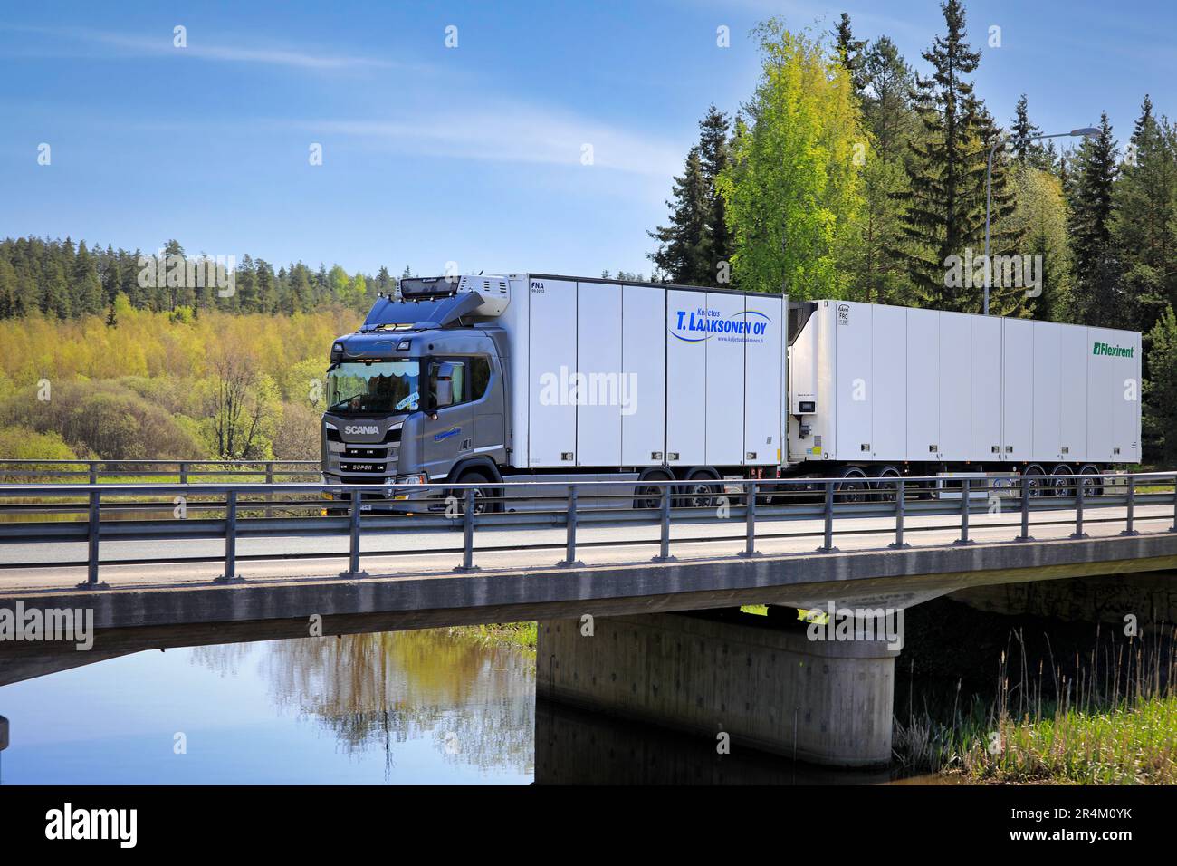 Der maßgeschneiderte Scania R500 zieht einen temperaturgeregelten Anhänger entlang der Autobahnbrücke. Jokioinen, Finnland. 19. Mai 2023. Stockfoto