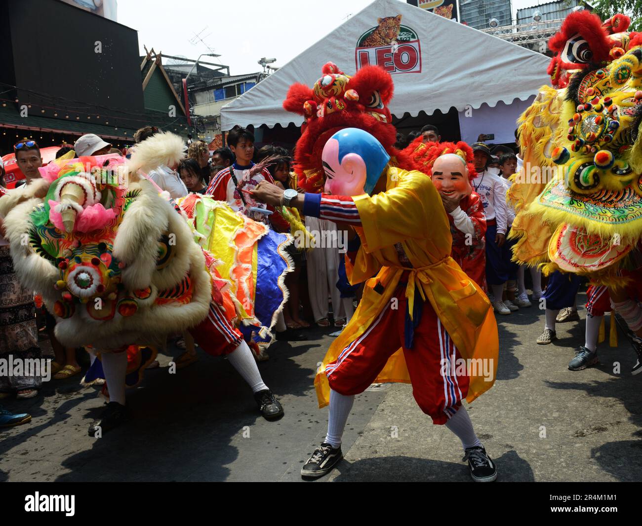 Eine farbenfrohe kulturelle Show von Dragons, Jow GA Lion und bunten Figuren während der Feierlichkeiten des Songkran Festivals. Khaosan Road, Bangkok, Thailand. Stockfoto