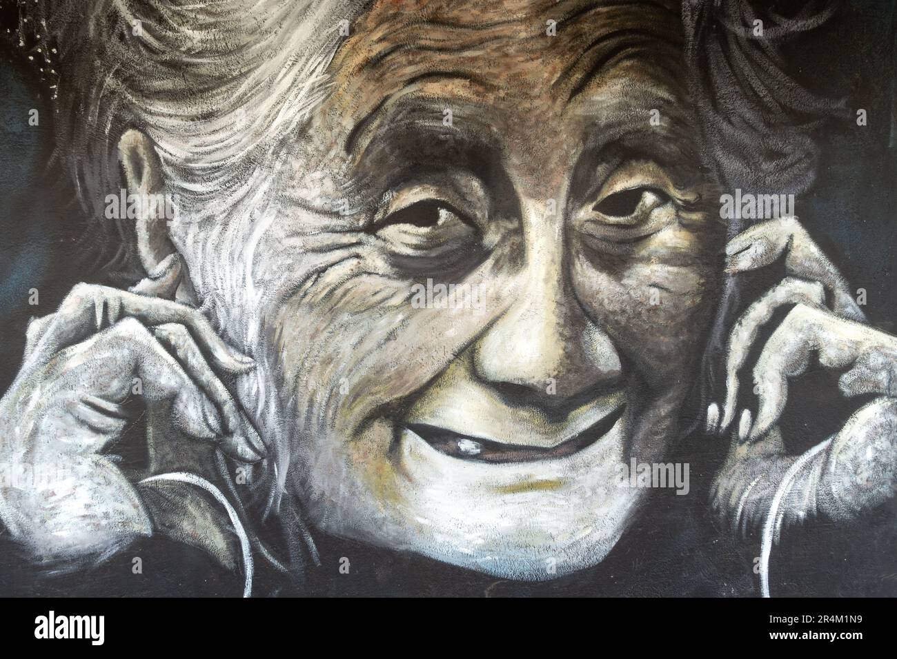 Lächeln, Alte Frau, Faltiges Gesicht, Malkunst, Polynesische Pazifikkultur. Souvenirladen Hanga Roa Ufer Osterinsel Isla De Pascua Chile Stockfoto